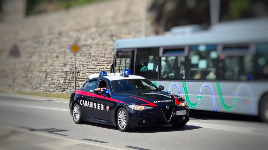 Truffa a un’anziana: arrestati due uomini dopo un inseguimento in autostrada